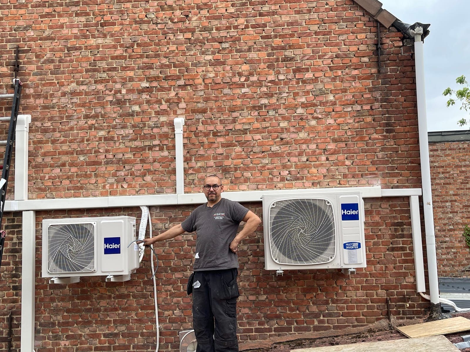 Ahmed van AB-Electro bij een afgewerkte airco-installatie