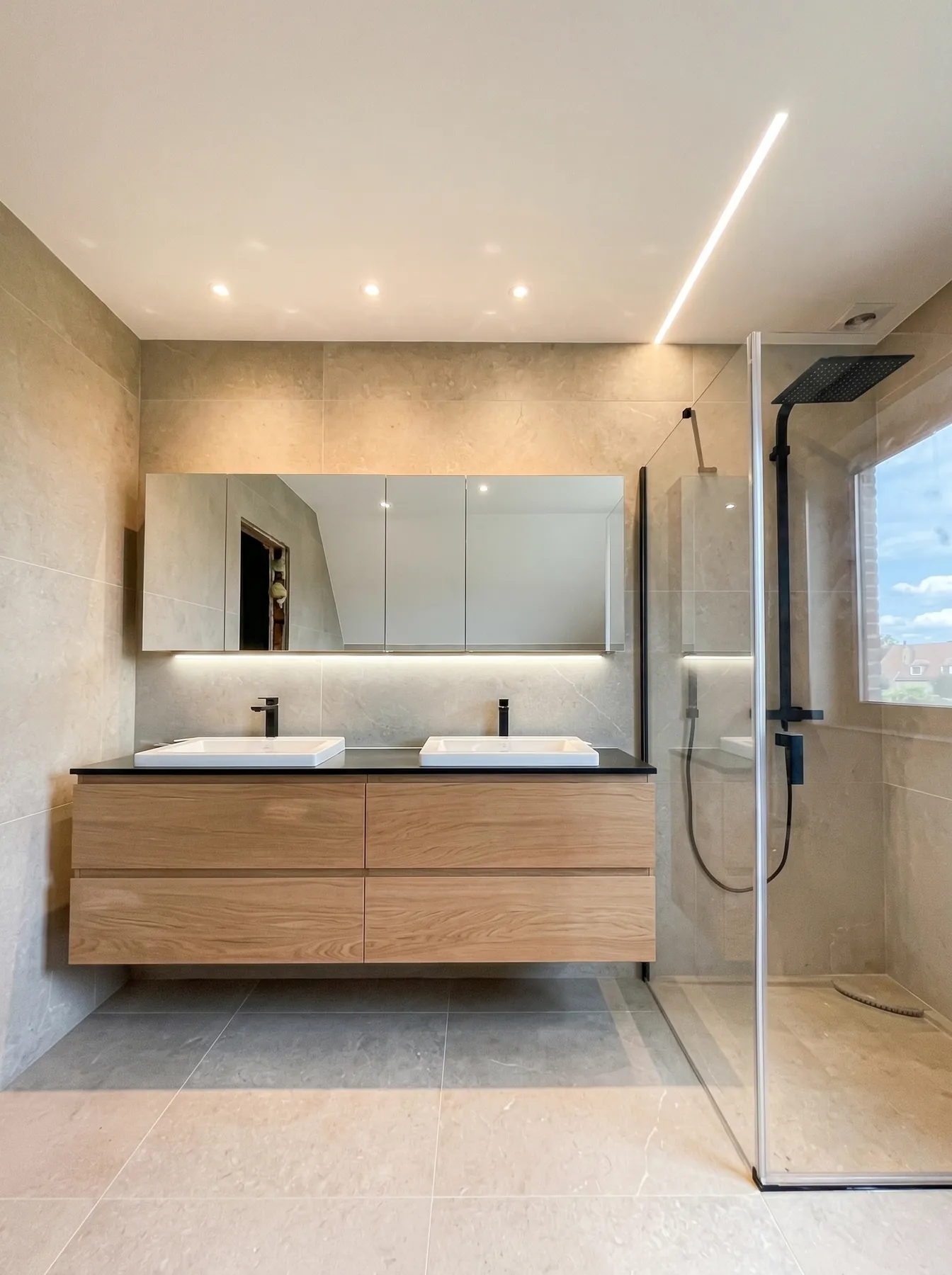 Afgewerkte moderne badkamer